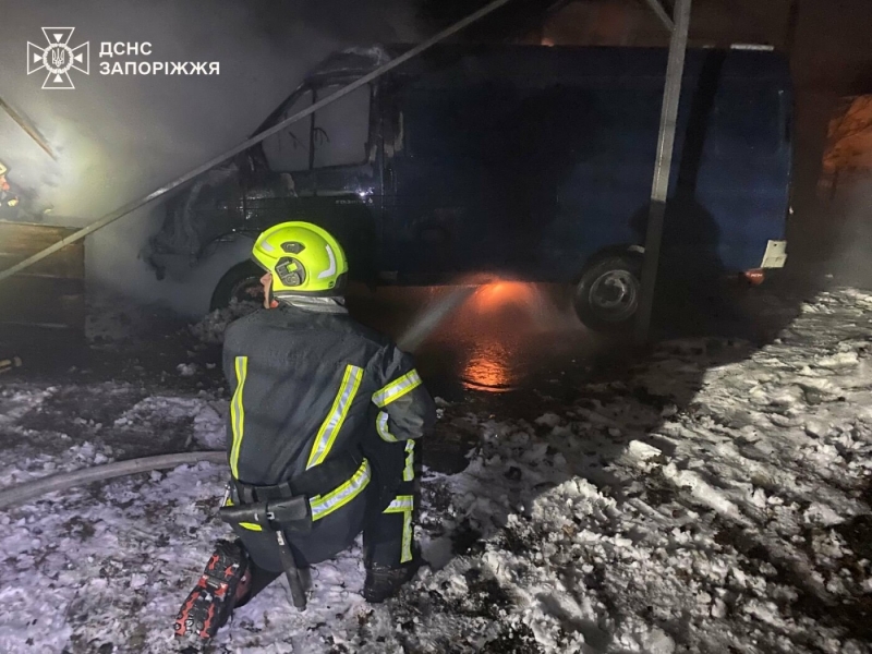 У Запоріжжі зайнялися вантажний мікроавтобус і господарська споруда