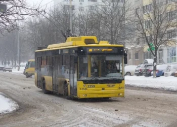 Рух електротранспорту на лівому березі Києва 12 січня дублюють автобуси (схема)