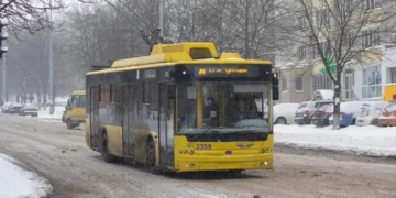 Рух електротранспорту на лівому березі Києва 12 січня дублюють автобуси (схема)