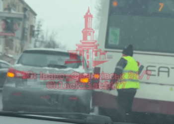 Тролейбус потрапив в аварію: в Івано-Франківську тимчасово заблоковано рух на вулиці