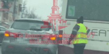 Тролейбус потрапив в аварію: в Івано-Франківську тимчасово заблоковано рух на вулиці