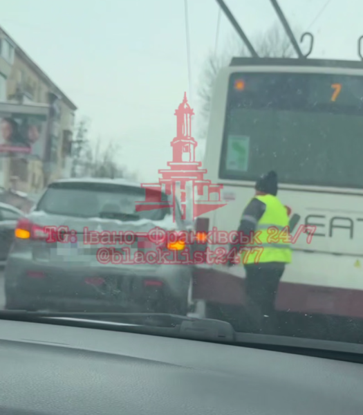 Тролейбус потрапив в аварію: в Івано-Франківську тимчасово заблоковано рух на вулиці