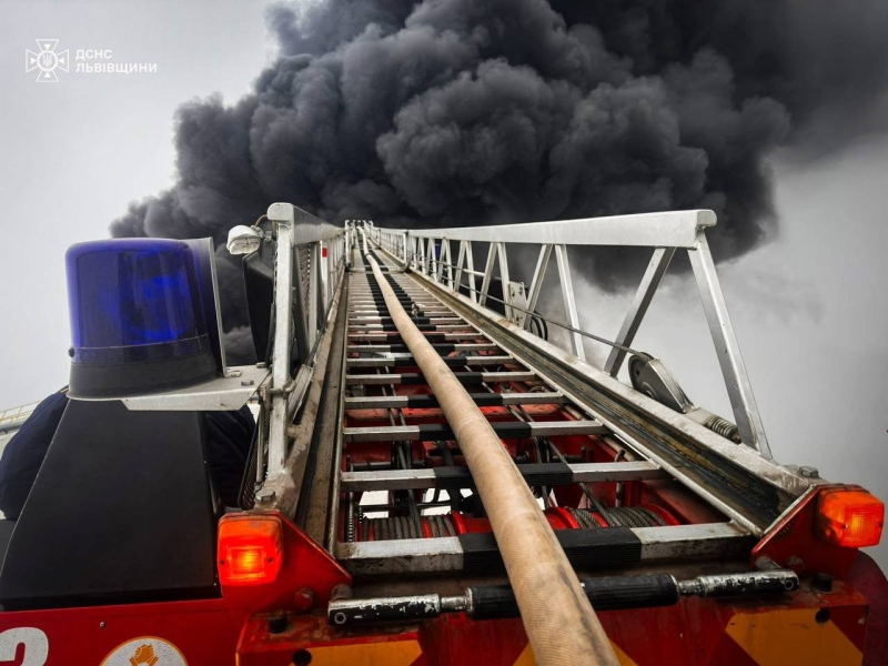 Російські окупанти завдали удару по заходу України: місцева влада закликала мешканців не виходити на вулицю (ФОТО)