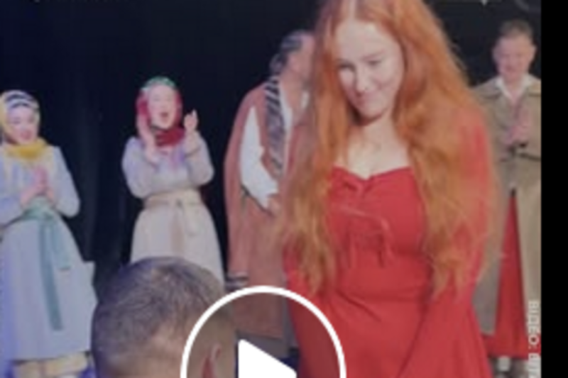 "Освідчився прямо на сцені": чоловік запропонував коханій одружитися перед глядачами у Тернопільському драмтеатрі (ВІДЕО)