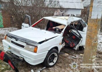 Фатальна поїздка: на Миколаївщині водійка загинула після зіткнення з електроопорою, – ФОТО