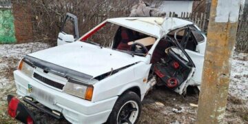 Фатальна поїздка: на Миколаївщині водійка загинула після зіткнення з електроопорою, – ФОТО