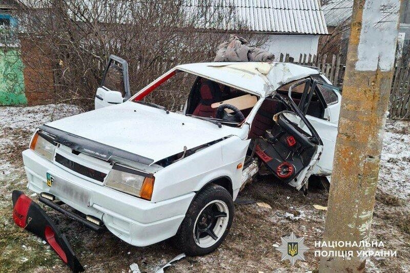 Фатальна поїздка: на Миколаївщині водійка загинула після зіткнення з електроопорою, - ФОТО