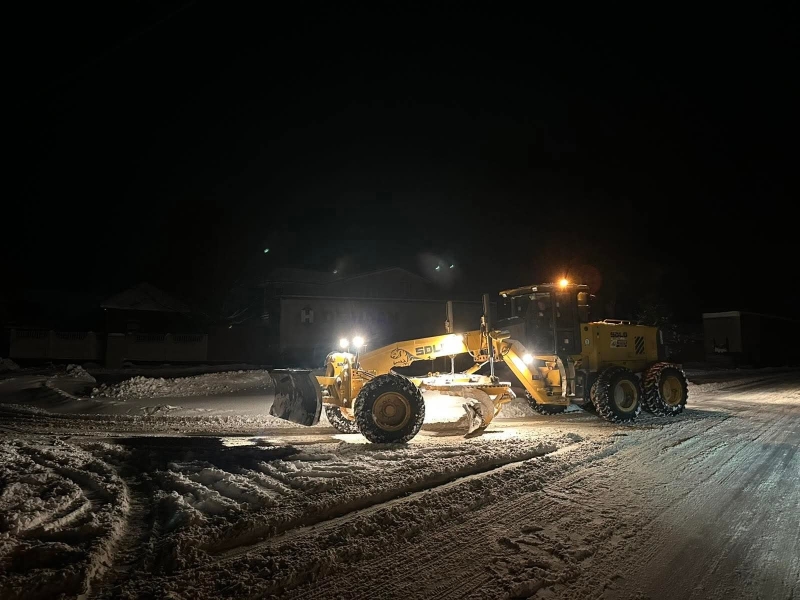 На дорогах області працює 140 одиниць техніки