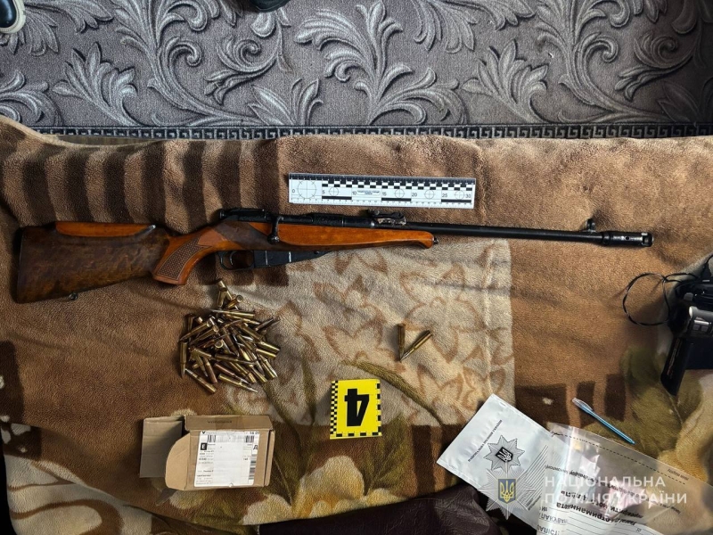 На Кролевеччині поліцейські викрили чоловіка в незаконному зберіганні зброї та боєприпасів