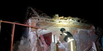 Наслідки ворожих ударів КАБами по передмістю Сум: 4 поранених, 15 пошкоджених будинків