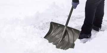 Не чекати скарг і травм: у Луцьку власникам та управителям приміщень нагадали про обов’язок прибирати сніг і лід
