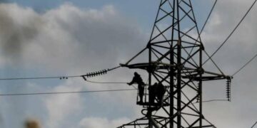 Осколкові поранення під час атаки: постраждав працівник “Миколаївобленерго”