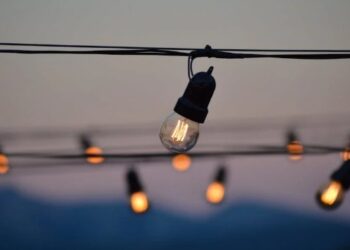 Погодинні відключення електроенергії: як і коли вимикатимуть світло на Миколаївщині у неділю