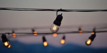 Погодинні відключення електроенергії: як і коли вимикатимуть світло на Миколаївщині у неділю