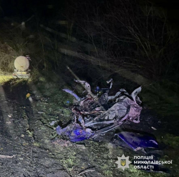 Смертельна аварія на трасі М-14: під Миколаєвом Mazda згоріла після зіткнення з фурою, - ФОТО