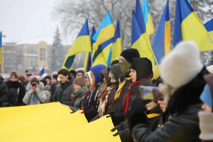 У День Соборності у Луцьку розгорнули 200-метровий прапор України. ФОТО