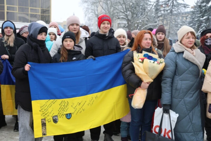 У День Соборності у Луцьку розгорнули 200-метровий прапор України. ФОТО