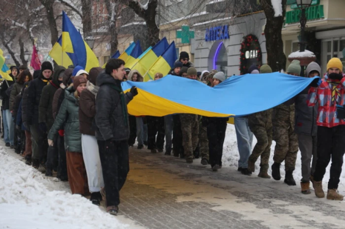 У День Соборності у Луцьку розгорнули 200-метровий прапор України. ФОТО