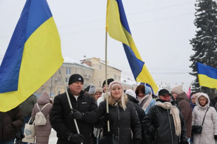 У День Соборності у Луцьку розгорнули 200-метровий прапор України. ФОТО