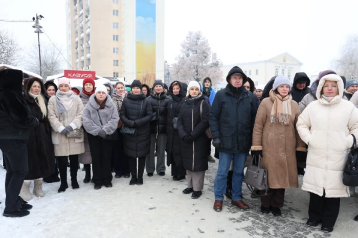 У День Соборності у Луцьку розгорнули 200-метровий прапор України. ФОТО