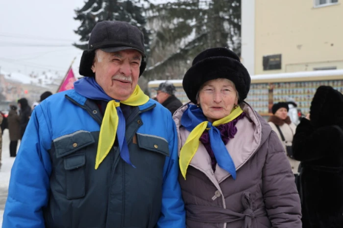 У День Соборності у Луцьку розгорнули 200-метровий прапор України. ФОТО