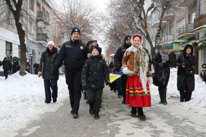 У День Соборності у Луцьку розгорнули 200-метровий прапор України. ФОТО
