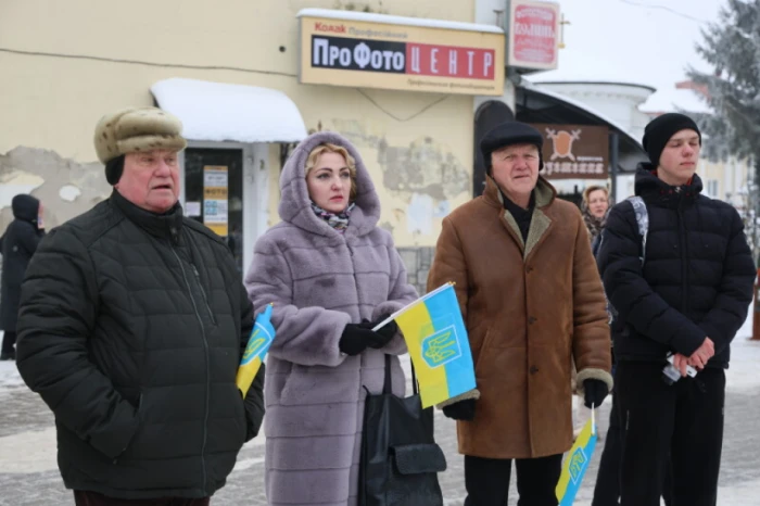 У День Соборності у Луцьку розгорнули 200-метровий прапор України. ФОТО