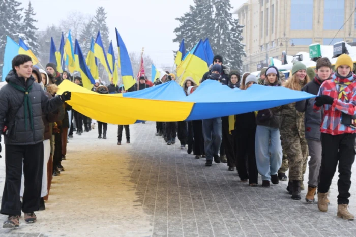 У День Соборності у Луцьку розгорнули 200-метровий прапор України. ФОТО