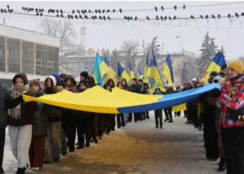 У День Соборності у Луцьку розгорнули 200-метровий прапор України. ФОТО