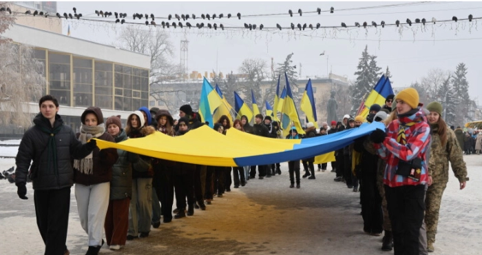 У День Соборності у Луцьку розгорнули 200-метровий прапор України. ФОТО