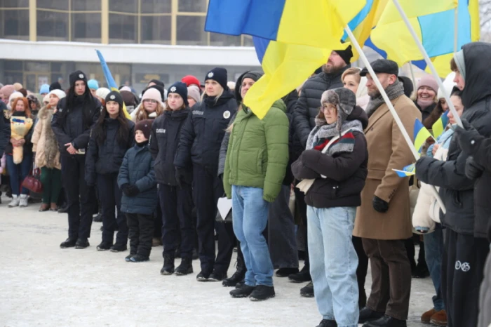 У День Соборності у Луцьку розгорнули 200-метровий прапор України. ФОТО