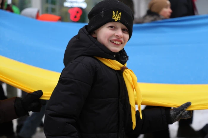 У День Соборності у Луцьку розгорнули 200-метровий прапор України. ФОТО