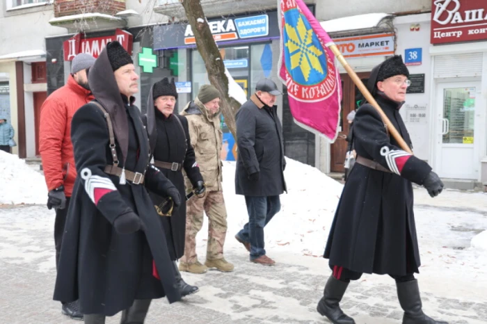 У День Соборності у Луцьку розгорнули 200-метровий прапор України. ФОТО