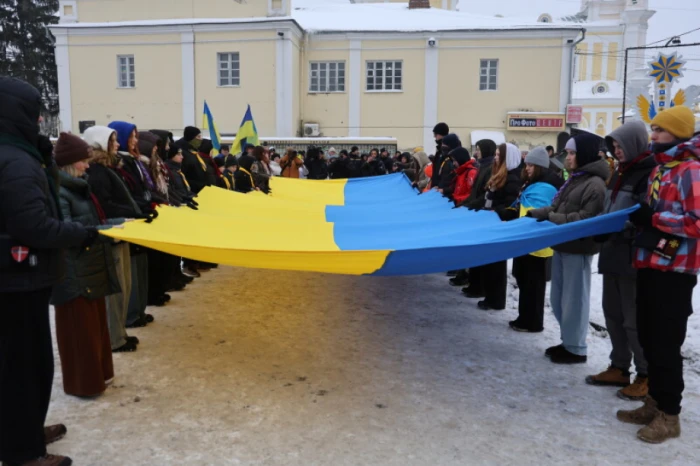 У День Соборності у Луцьку розгорнули 200-метровий прапор України. ФОТО