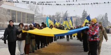 У День Соборності у Луцьку розгорнули 200-метровий прапор України. ФОТО