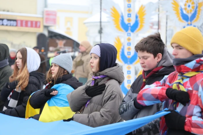 У День Соборності у Луцьку розгорнули 200-метровий прапор України. ФОТО