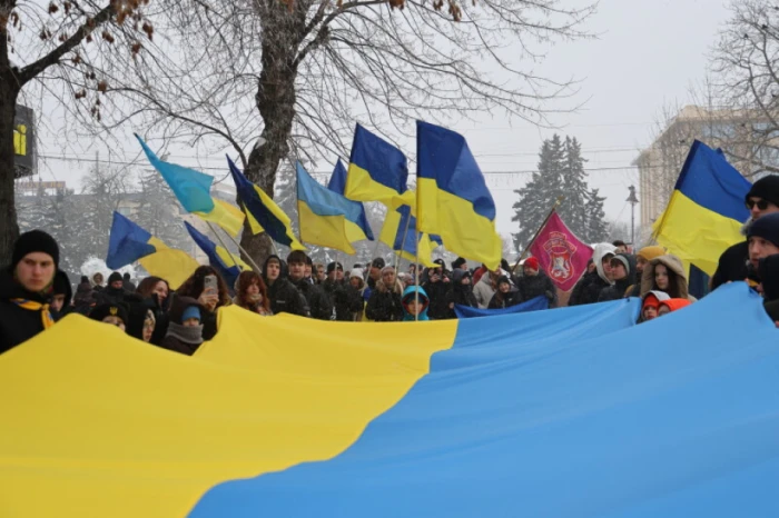 У День Соборності у Луцьку розгорнули 200-метровий прапор України. ФОТО