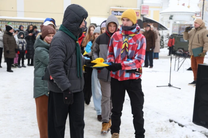 У День Соборності у Луцьку розгорнули 200-метровий прапор України. ФОТО