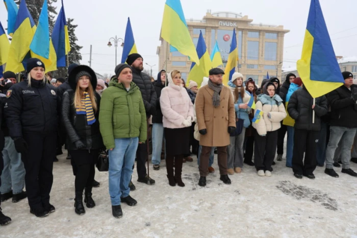 У День Соборності у Луцьку розгорнули 200-метровий прапор України. ФОТО