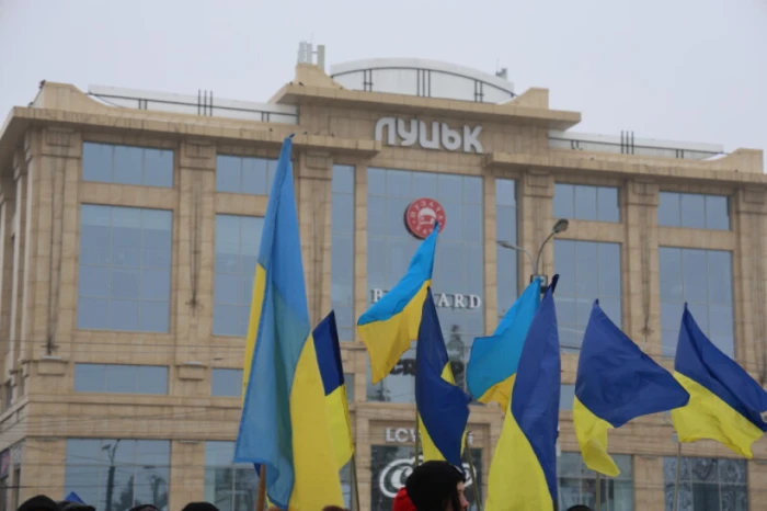 У День Соборності у Луцьку розгорнули 200-метровий прапор України. ФОТО