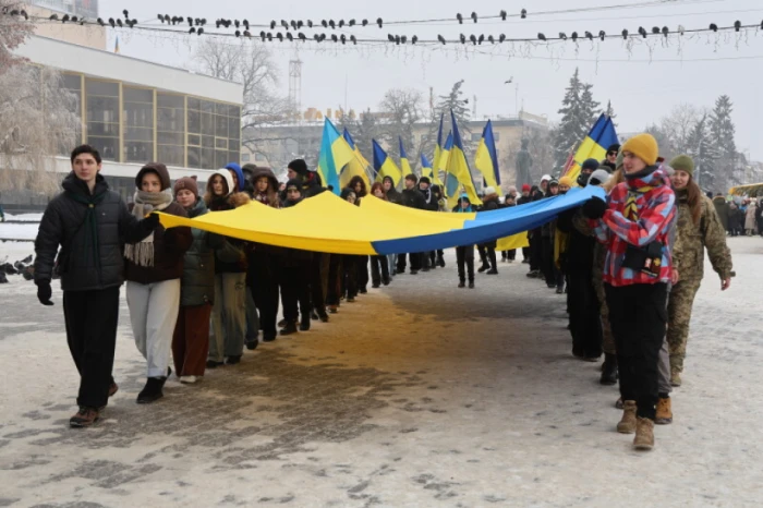 У День Соборності у Луцьку розгорнули 200-метровий прапор України. ФОТО