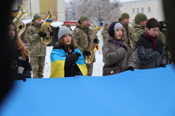 У День Соборності у Луцьку розгорнули 200-метровий прапор України. ФОТО