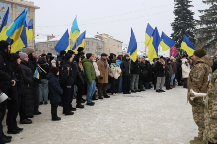 У День Соборності у Луцьку розгорнули 200-метровий прапор України. ФОТО