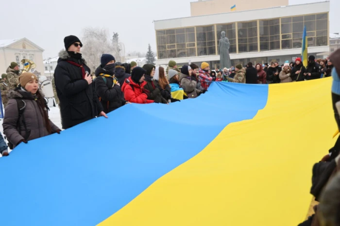 У День Соборності у Луцьку розгорнули 200-метровий прапор України. ФОТО