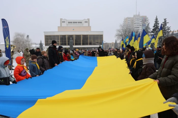 У День Соборності у Луцьку розгорнули 200-метровий прапор України. ФОТО