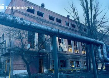У Дніпрі через ворожий удар сотні будинків лишилися без опалення, а правоохоронці тим часом обшукують мерію