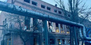 У Дніпрі через ворожий удар сотні будинків лишилися без опалення, а правоохоронці тим часом обшукують мерію