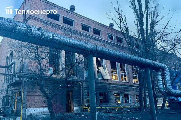 У Дніпрі через ворожий удар сотні будинків лишилися без опалення, а правоохоронці тим часом обшукують мерію