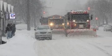 У Луцькій громаді вже використали 500 тонн солі для посипання засніжених доріг