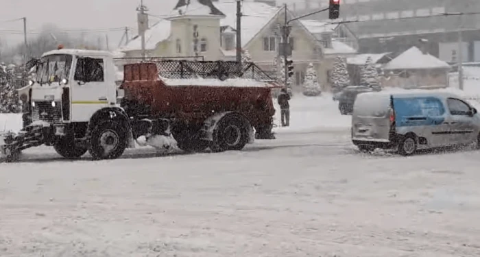 У Луцькій громаді вже використали 500 тонн солі для посипання засніжених доріг